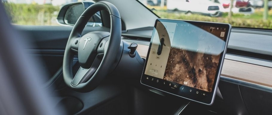 Tesla wyłączy możliwość grania w gry video podczas jazdy