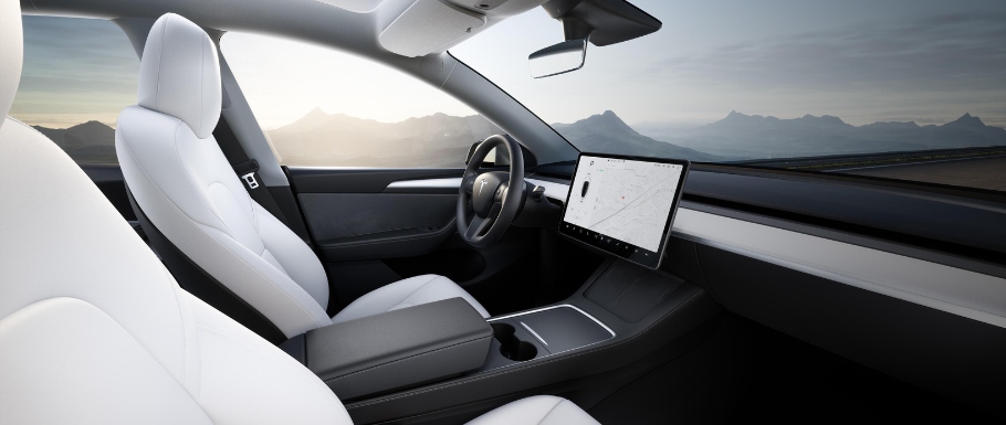Tesla wycofuje Model Y z powodu luźnych śrub w siedzeniach drugiego rzędu.
