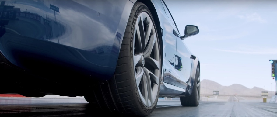 Tesla Model S potworem na torze wyścigowym! Zobacz wideo!