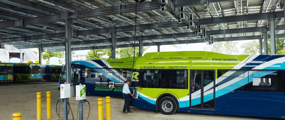Budowa największej zajezdni autobusowej zasilanej energią odnawialną w USA w hrabstwie Montgomery, Maryland.