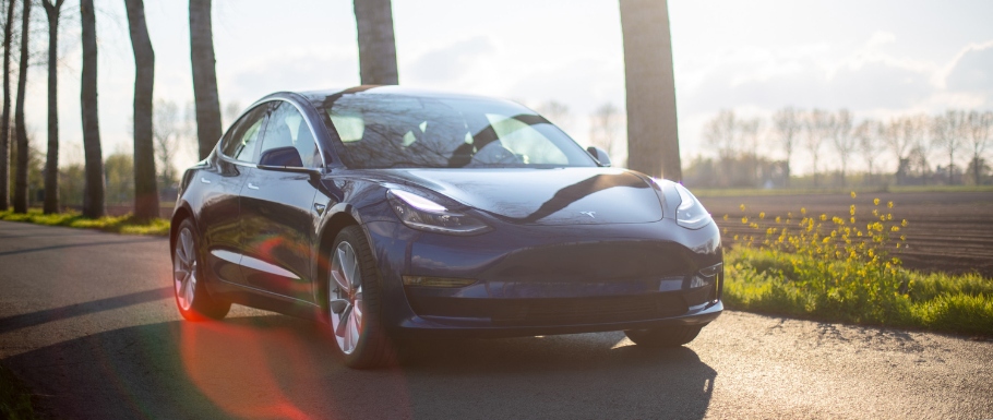Tesla oferuje atrakcyjne korzyści w programie rekomendacji na koniec kwartału.