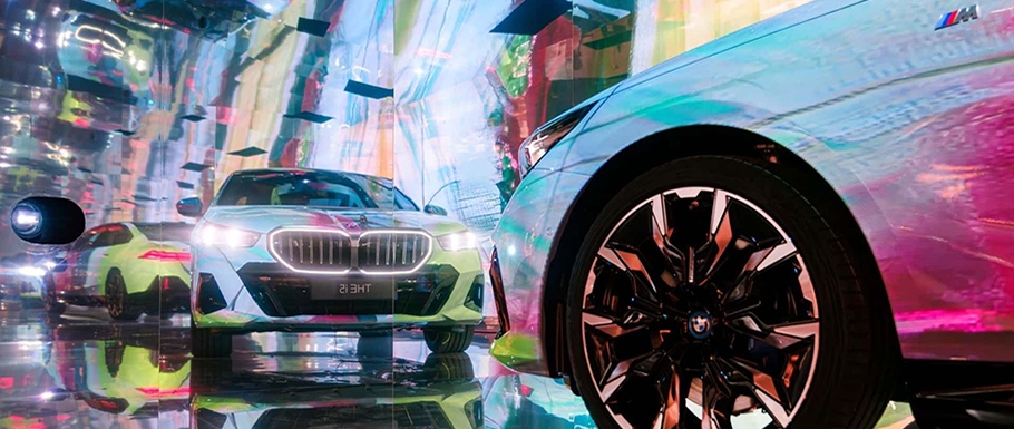 BMW prezentuje wystawę elektrycznej sztucznej inteligencji z modelem i5 na targach Art Basel 2023.