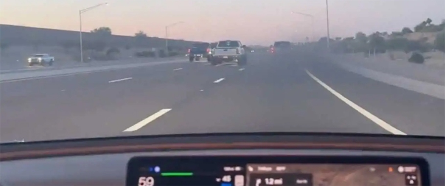 Zobacz, jak kierowca Tesli Model 3 jest blokowany przez trzy pickupy na autostradzie i zostaje ogarnięty gęstą chmurą czarnego dymu.