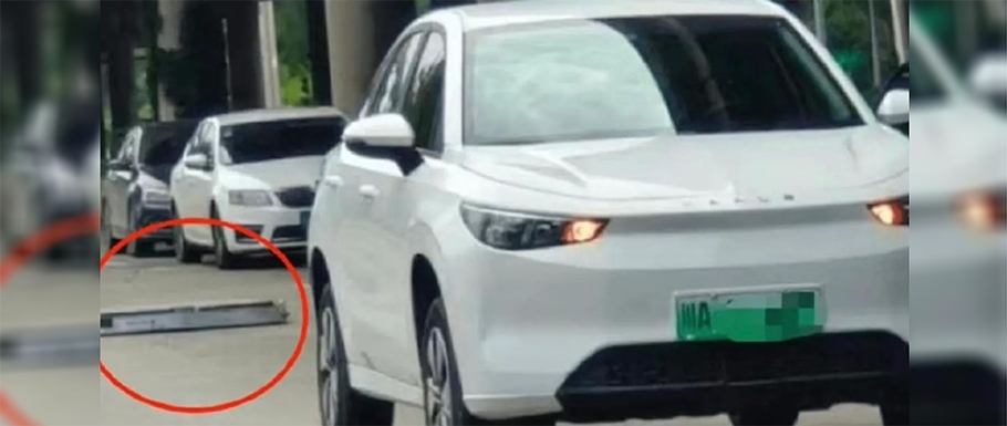 Chiński samochód elektryczny upuszcza cały akumulator podczas jazdy!