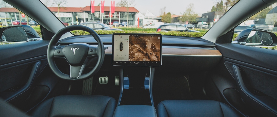 Tesla zapłaci Ci za jazdę -  marka poszukuje kierowców na okres letni do zbierania danych dla rozwoju pojazdów autonomicznych.