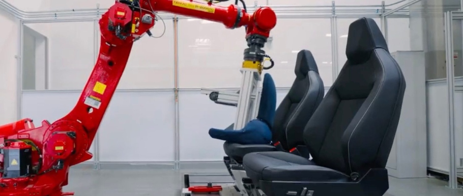 Oto "robot z tyłkiem", testujący fotele Tesli Cybetruck w najnowszym filmie! 😄 [wideo]