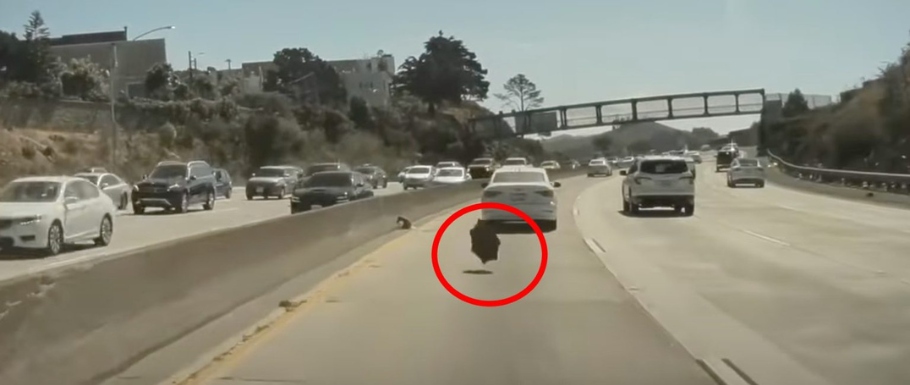 Niecodzienny widok na autostradzie : Kołpak Tesli Cybertruck leci wprost na samochody! 😲