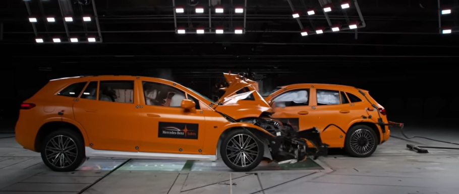 Zobacz jak Mercedes-Benz przeprowadza przełomowy test zderzeniowy dwóch pojazdów elektrycznych.