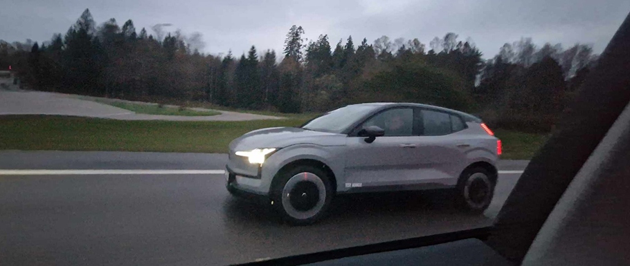 Volvo EX30 na szwedzkiej autostradzie: Elektryczny przełom od Geely.