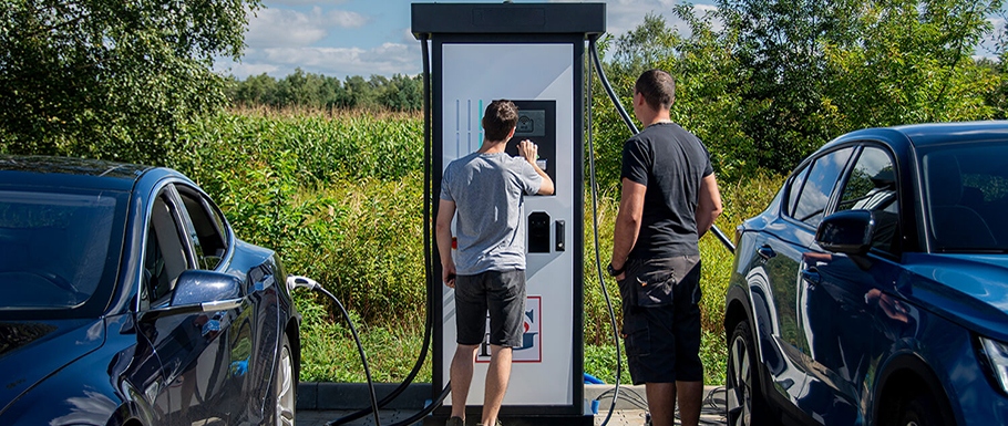 Wakacyjne ładowanie tańsze niż myślisz – oto promocje na lato 2025 dla kierowców aut elektrycznych!