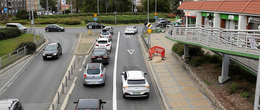 Elektryki dalej na buspasach? Są dobre wieści dla kierowców EV! 🚗⚡