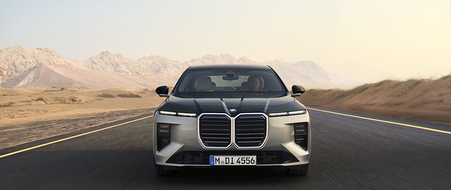 🚘 BMW Serii 7 po liftingu. Niemcy odpowiadają na ruch Mercedesa z rozmachem