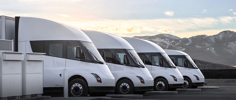🚛⚡ Tesla Semi jednak z mniejszą baterią. A mimo to przejedzie 800 km