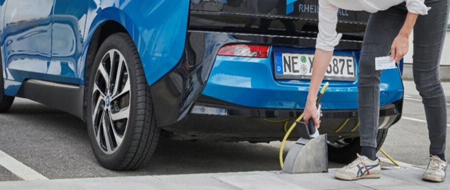 ⚡ Ładowarka ukryta w krawężniku? Niemcy testują rozwiązanie, które może zmienić ładowanie elektryków w miastach