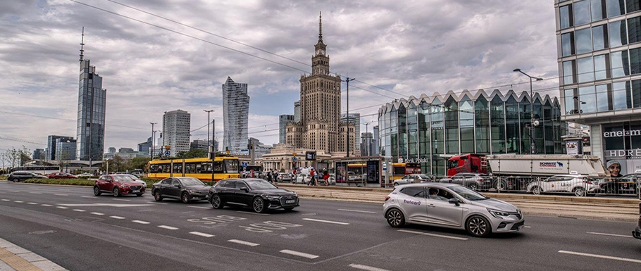 🚗 Warszawska Strefa Czystego Transportu po dwóch latach. Pierwsze wyniki pokazują wyraźny spadek zanieczyszczeń